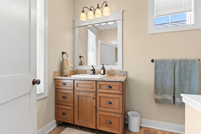 Building Photo - 807 Lake St