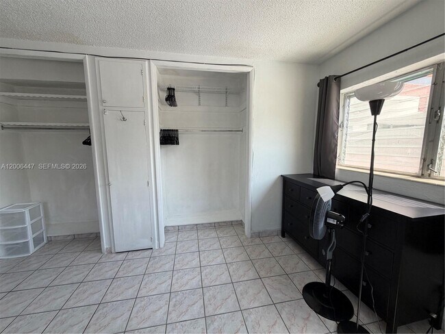 Building Photo - 1430 NE 170th St