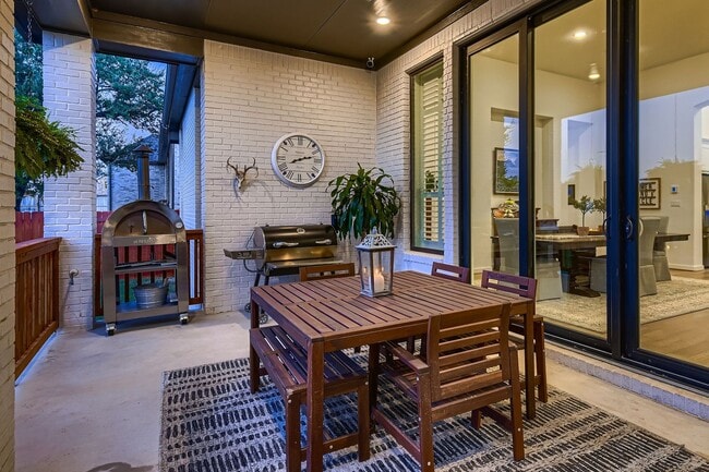 Building Photo - Available Now: Gorgeous 4 Bed/3.5 Bath wit...