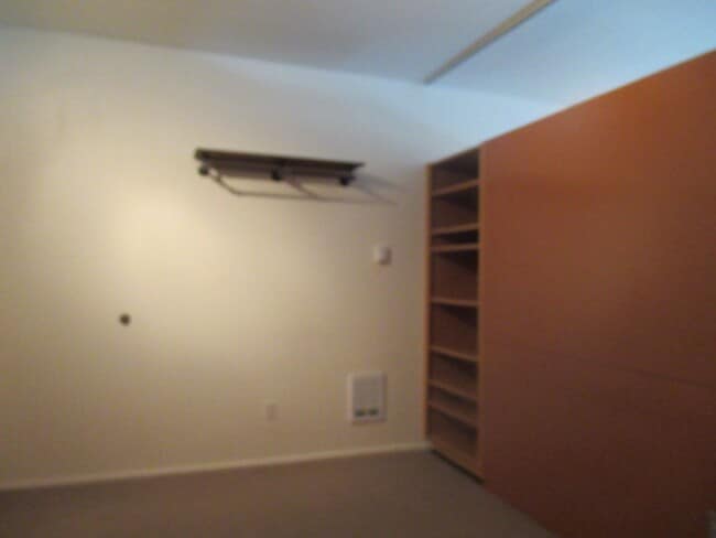 Building Photo - Well Maintained 1 bedroom, 1 bath condo on...