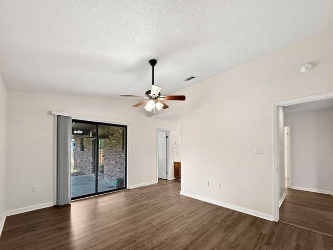 Building Photo - Charming Navarre Home with Hardwood Floors...