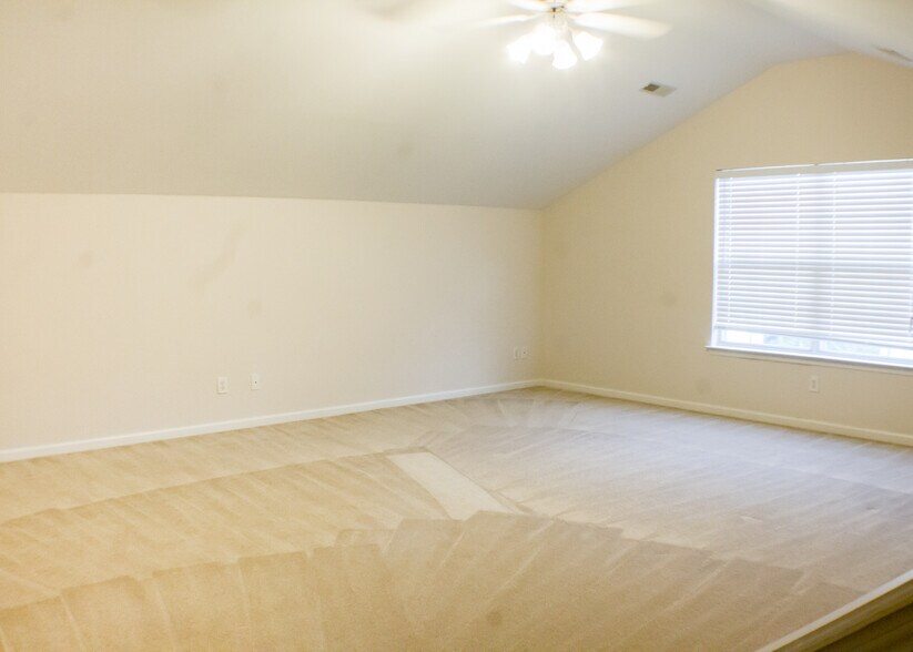 Building Photo - 140 Grove Ln S