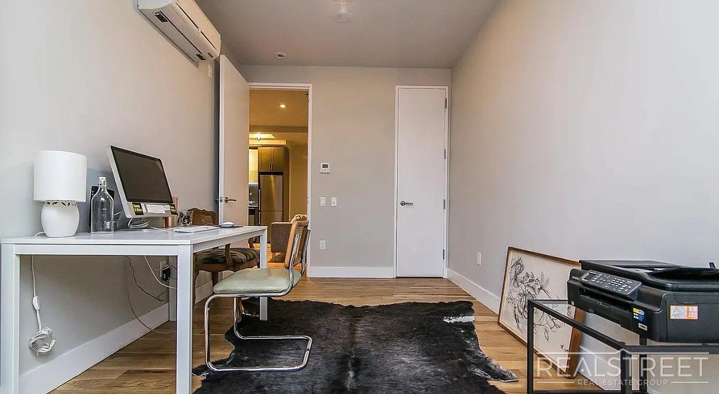 Building Photo - Bright 2 Bed / 1 Bath Loft-Style Residence with Multiple Balconies & Premium Amenities