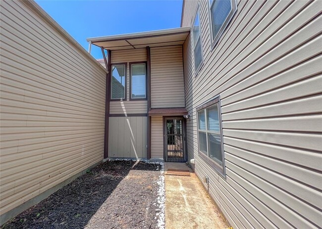 Building Photo - 12021 Hawthorne Ln