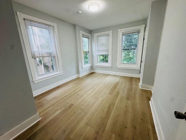 Building Photo - Remodeled 4bd/1.5 bath House with Rear yar...