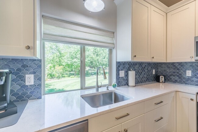 Building Photo - Charming Fully Furnished 1 Bedroom, 1 Bath...