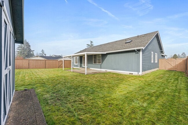 Building Photo - Beautiful 3-Bedroom, 2-Bath Home on a Corner Lot in Spanaway