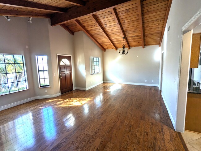 Living and dining room - 3972 Ecochee Ave