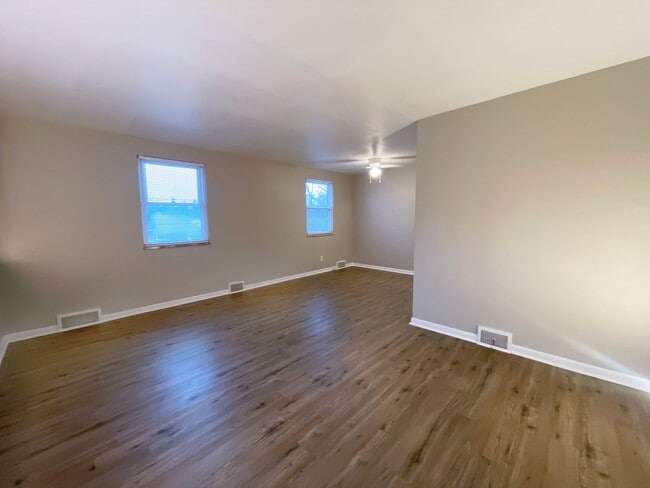 Building Photo - 2 Bedroom Apartment with Off Street Parking in McCandless!