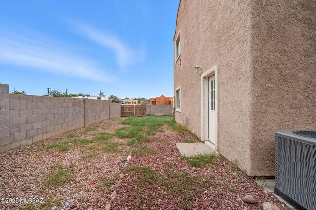 Building Photo - 2862 N Tyndall Ave