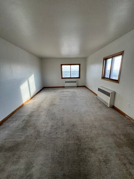 Building Photo - 302 W 7th St