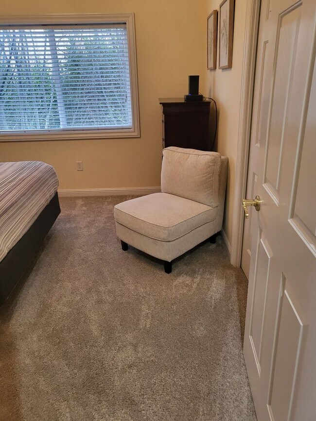 Building Photo - 5 bed 3 bath