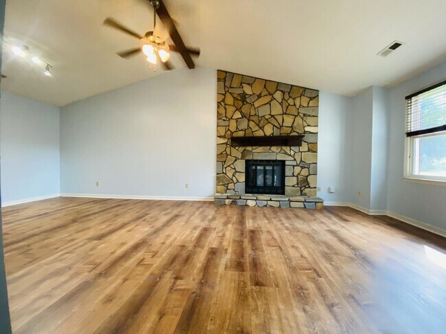 Building Photo - 1/2 off one month* "Spacious 3-Bedroom Retreat with 2 Full Baths in Peaceful Meridianville!"