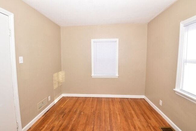 Building Photo - Mishawaka Northside 3 bedroom 1 1/2 story home with 2 bathrooms