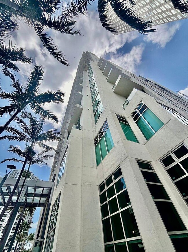 Building Photo - 300 S Biscayne Blvd