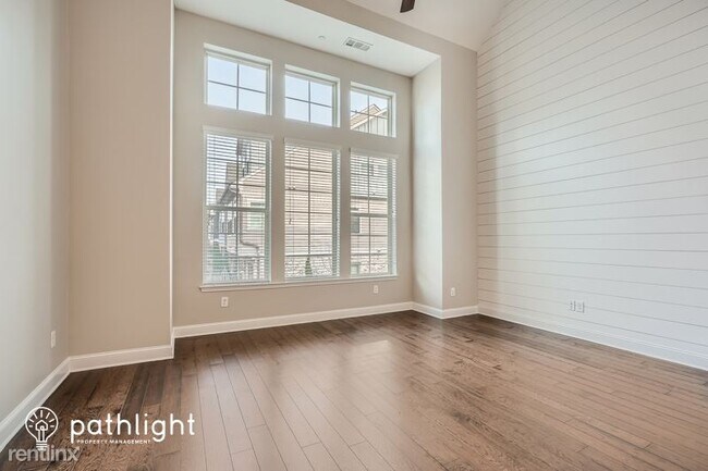 Building Photo - 3 br, 3 bath House - 1068 Moorewood Lane UNIT