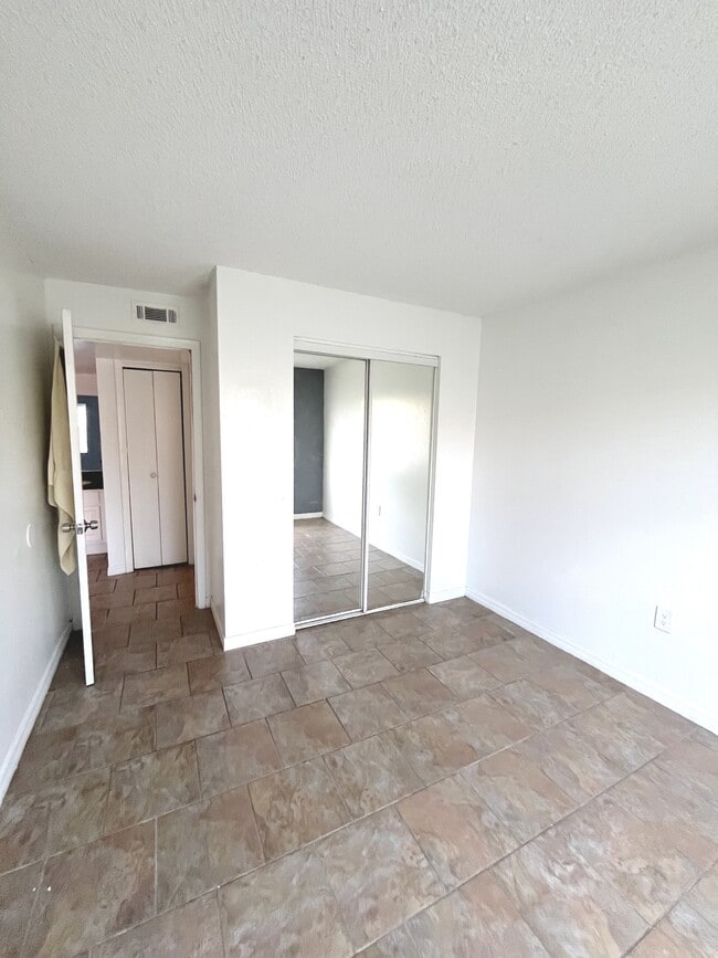 Building Photo - 2537 N Alafaya Trail