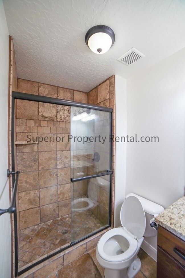 Building Photo - 3 bed, 2.5 bath townhouse with new paint and carpet