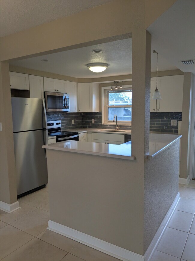 Building Photo - 4575 Cove Cir