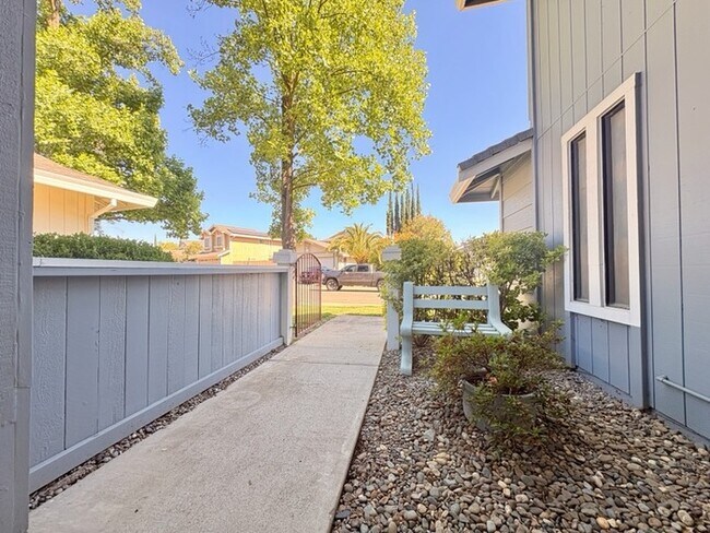 Building Photo - Beautiful 3 bedroom 2.5 bathroom in Antelope!