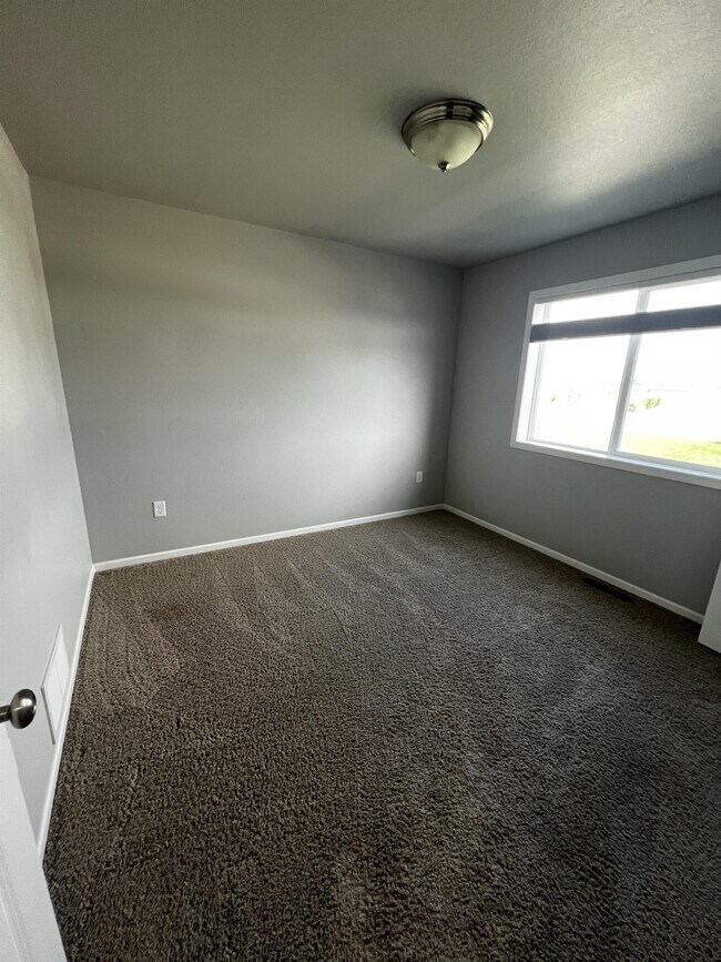 Building Photo - 837 Albert Dr W