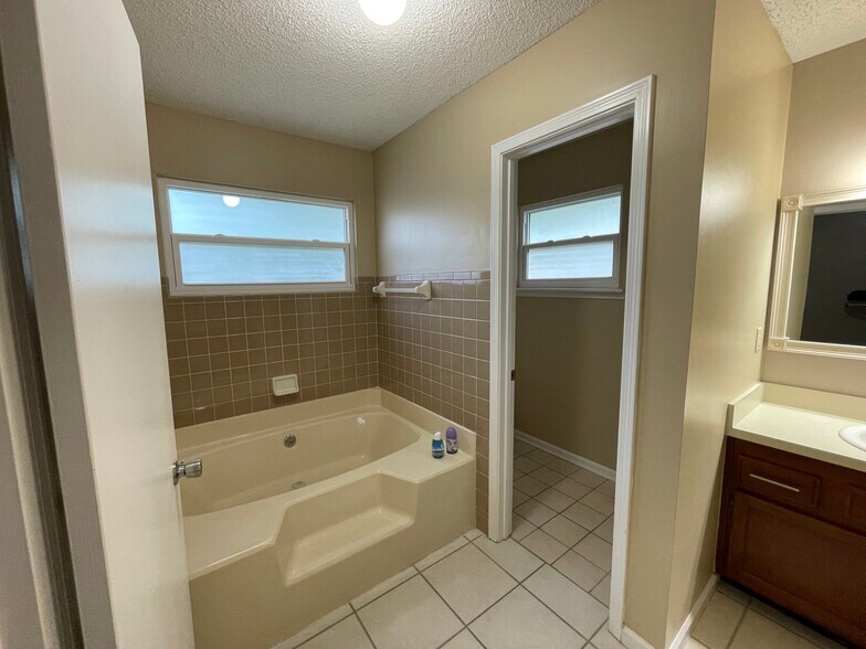 Building Photo - 10439 Inverness Dr
