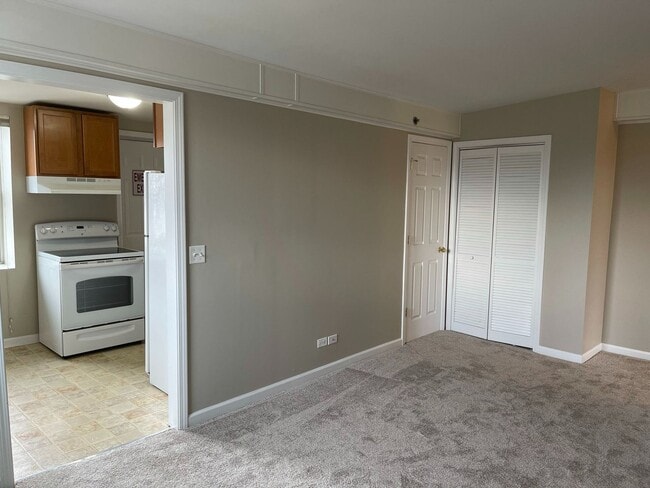 Building Photo - x141a-R