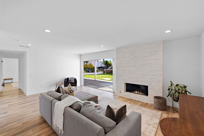 Building Photo - 2609 Via Cascadita
