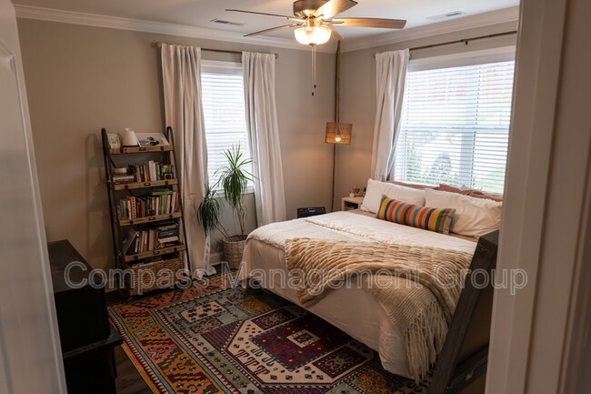 Building Photo - 933 E Churchwell Ave