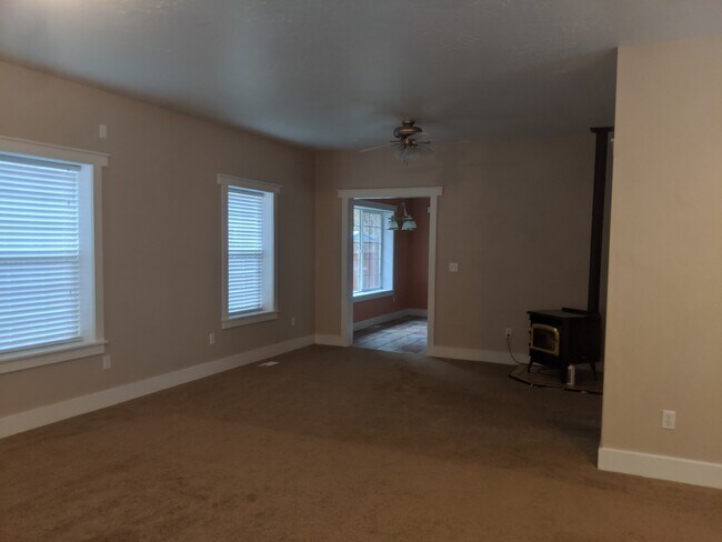 Building Photo - 64 Battle Hollow Ave