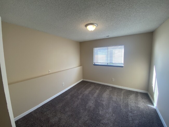 Building Photo - "Charming 2-Bedroom Retreat in Colorado Sp...