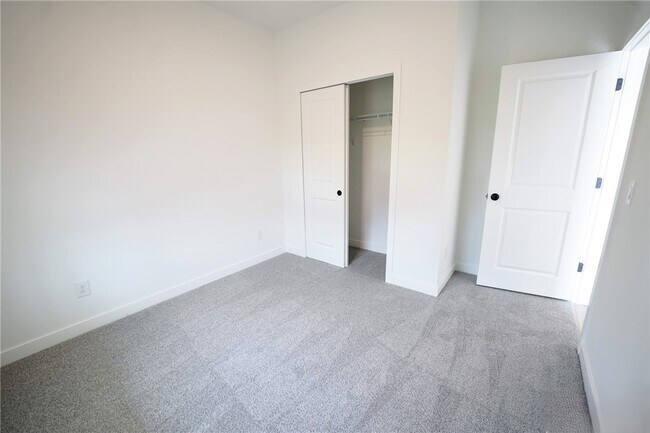 Building Photo - 134 Kingswood Ter