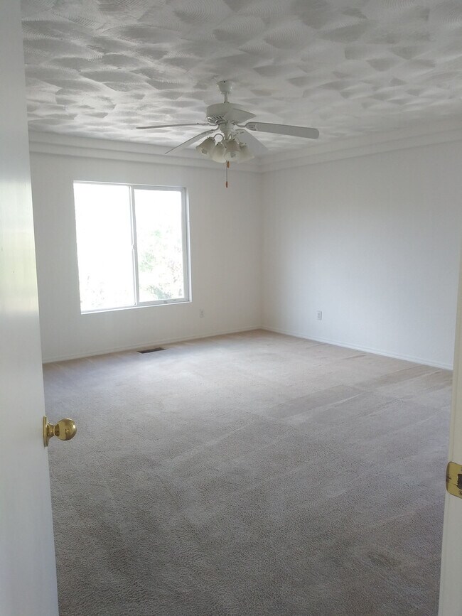 Building Photo - 3BR, 2.5BA, 2CG