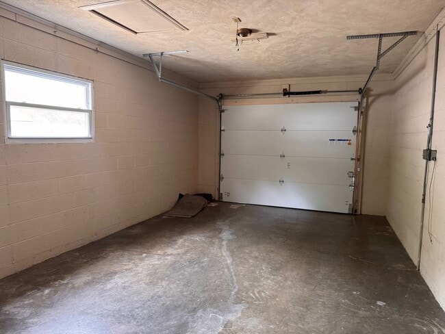 Building Photo - 2 BED, 2 BATH BRICK HOME LOCATED IN ASHEBORO!
