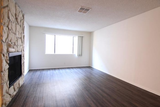 Building Photo - 2 bedroom in Studio City CA 91604