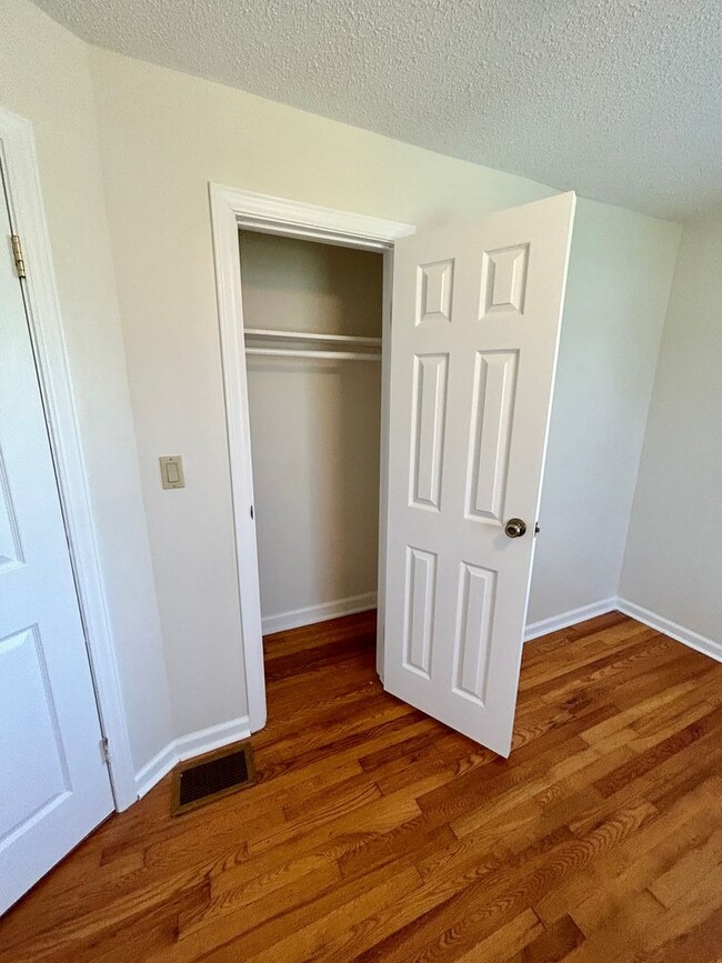 Building Photo - Weaverville - Clean and Tidy! Home Office,...