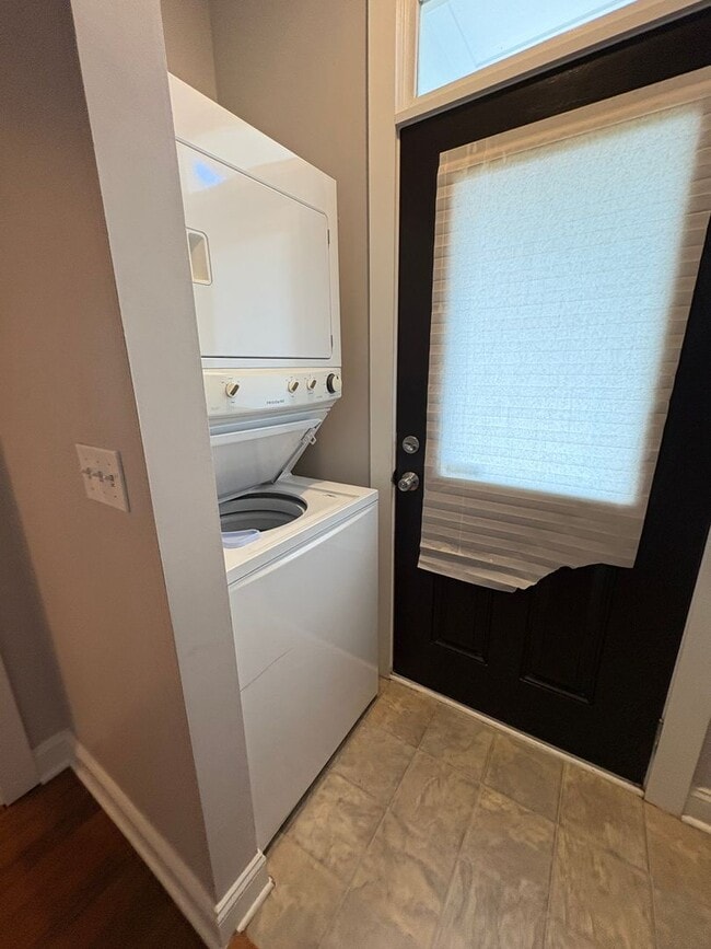 Building Photo - 3 Bedroom 2 Bath home  a few minutes from ...