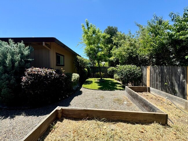 Building Photo - 2/2 duplex in Fair Oaks