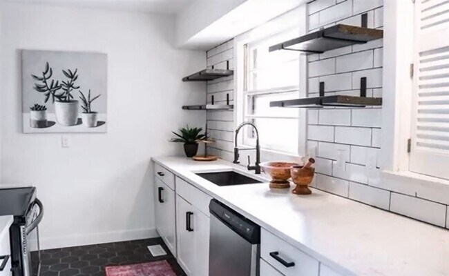 Building Photo - Spacious Three Bedroom Available Now!