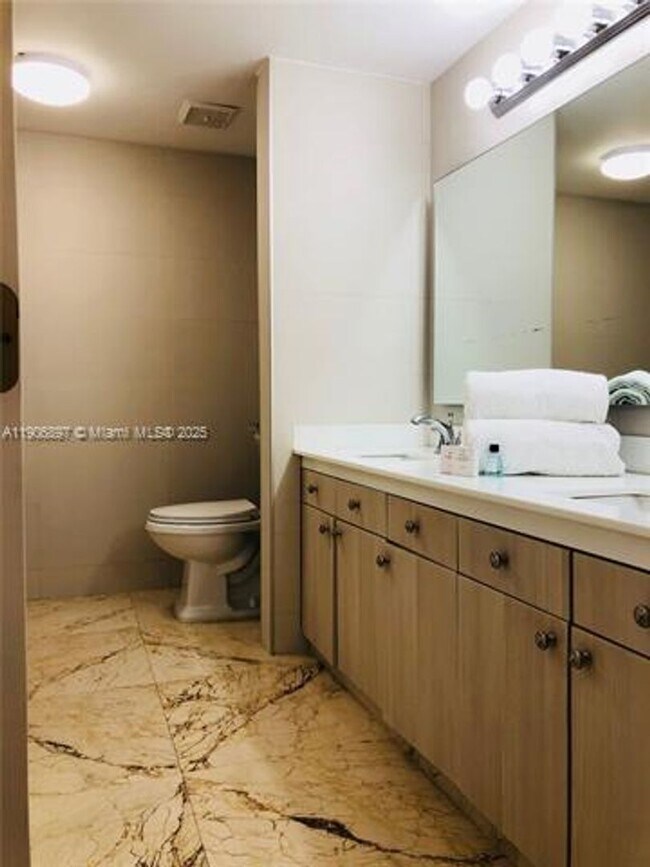 Building Photo - 3610 Yacht Club Dr