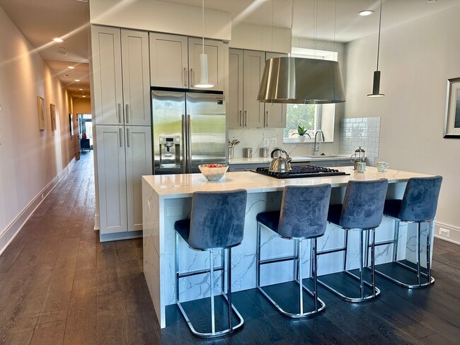 Building Photo - 2 Bedroom 2.5 Bathroom Penthouse with Park...