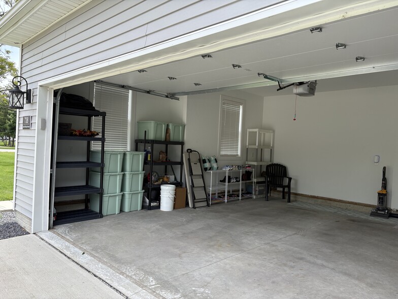 Building Photo - 738 S Shoop Ave