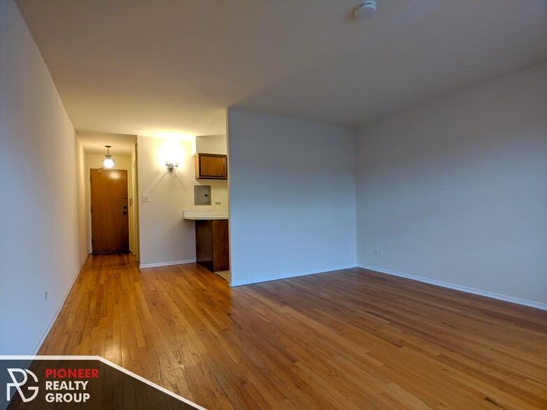 Building Photo - 671 W Wrightwood Ave