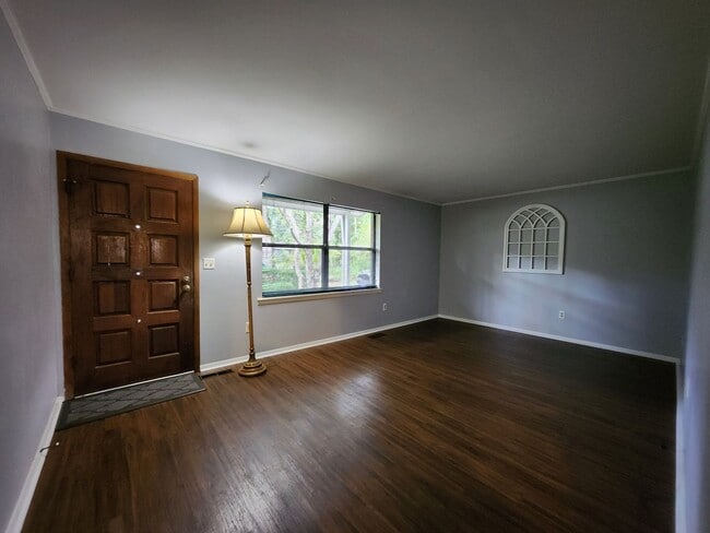 Building Photo - Charming 3 bedroom house for rent in NE Tallahassee, 1 car garage, private back yard, move in ear...