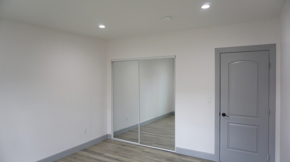 Building Photo - 10065 Arleta Ave