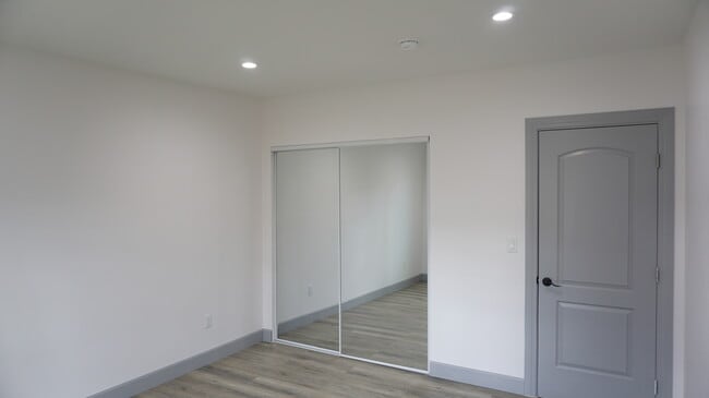 Building Photo - 10065 Arleta Ave