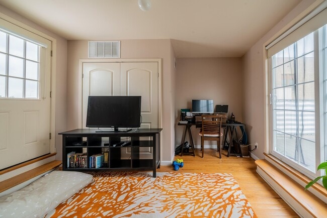 Building Photo - 382 3rd St