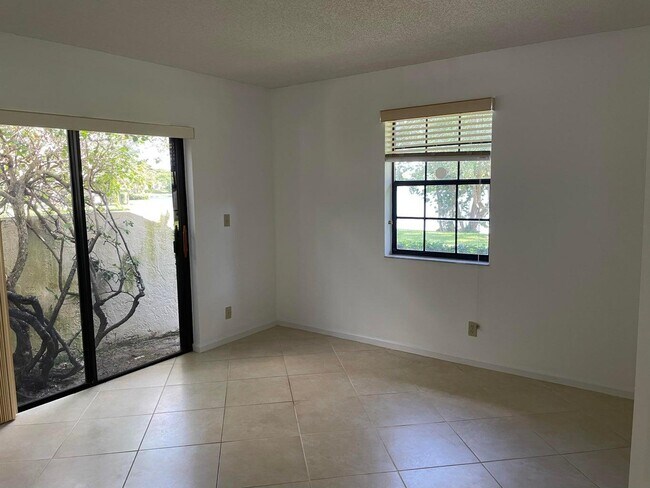 Building Photo - 420 Ashwood Pl