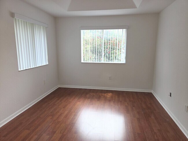 Building Photo - 3 Bedroom / 3 Bathroom Townhouse in Keys Cove Gated Community