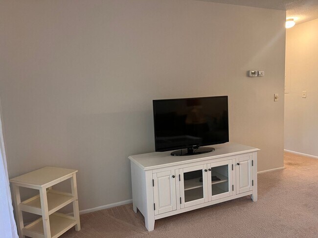 Building Photo - 2bd/2ba Townhome